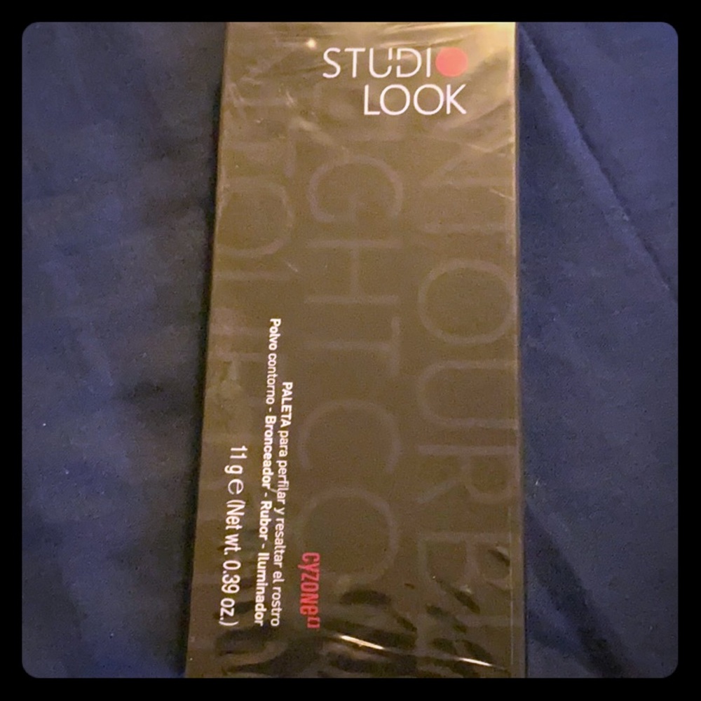 Studio Look palette to outline the face